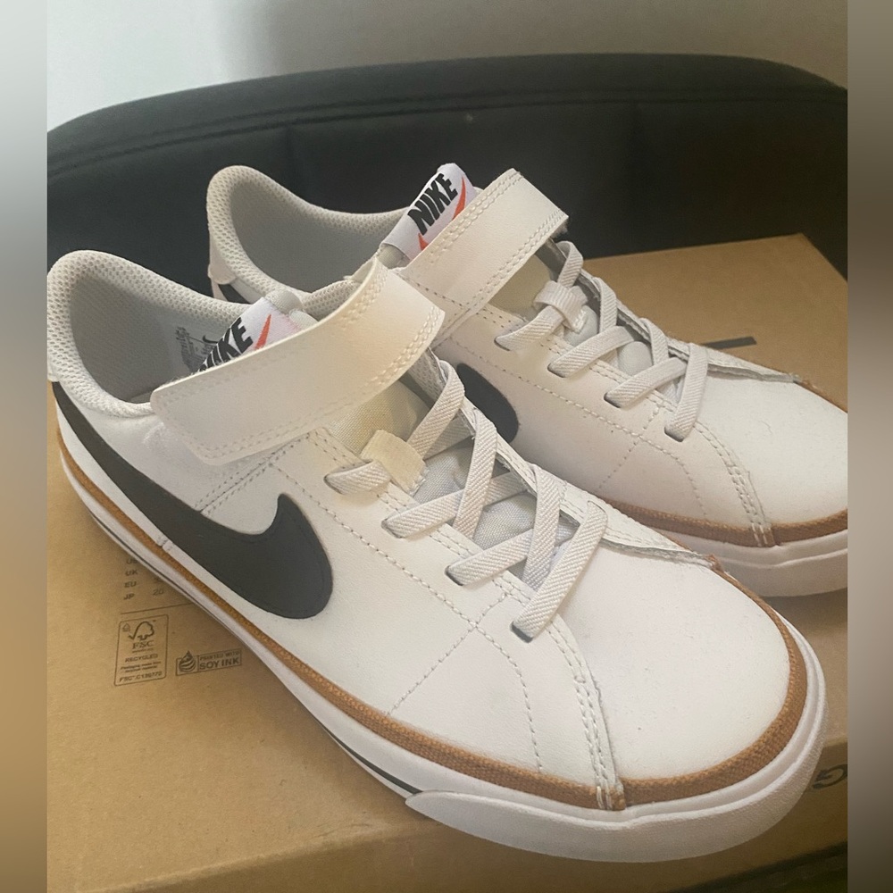 New Never worn Nike